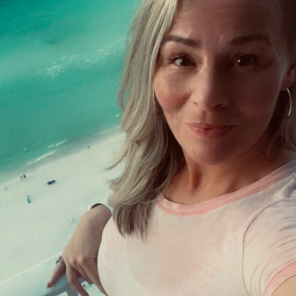 Meet your Posher, Nicole - Picture 2 of 2